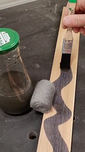 Ce n’est PAS de la peinture. ❌🖌️ ​ Juste une réaction chimique naturelle entre le fer et le tanin du bois. Magique, non ? ✨🪵 ​ À ton avis, quels sont les 2 ingrédients dans le bocal ? 👇 #woodworking #tipsandtrick #astuce #bois #latelierbilly | Frederic Latelierbilly