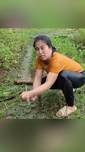 Single mother alone fights against big storms #storms #rain #floods #bamboohouse #singlemom #nature | Fun Life