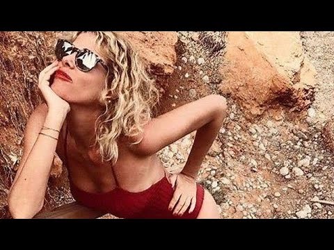 Selfie con 'bikini bridge' per Alessia Marcuzzi, ma c'è chi commenta: 'Mangia qualcosa però'