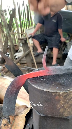 the process of making a tapping knife with a sharp point #blacksmith #iron #metalwork #usa