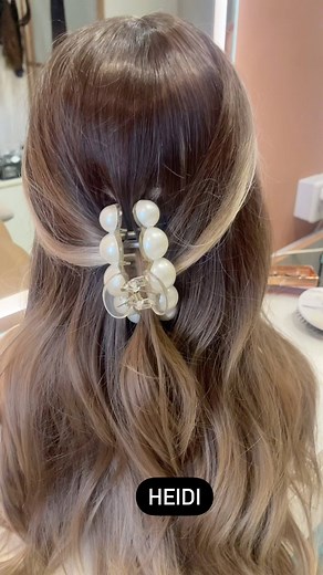 Try on our best seller wigs !! Heidi is Hot like karachi’s November DITCH THE BLEACH ! Wear wigs | Hair Me Out