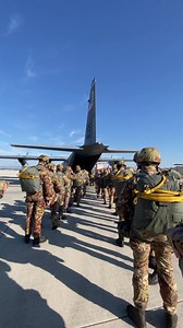 #AIRBORNE #SkySoldiers with 173rd Brigade Support Battalion and Esercito Italiano 🇮🇹 #paratroopers got their knees in the breeze this afternoon out at Juliet DZ! 🪂 🎥: Sgt. Mariah Gonzalez #StrongerTogether #WeAreNATO #Allies | 173rd Airborne Brigade