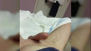 Petite séance d'épilation des parties intimes pour cet homme