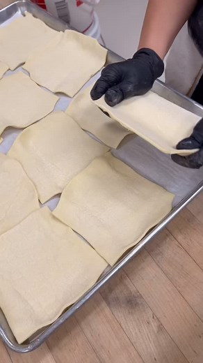 Have you ever tried a Bavarian cream burrito? These custard-filled pastries are seriously next level delicious. Flaky, creamy, and totallllly crave-worthy 🥐✨ Swing by @appleannies and try it out for yourself. Trust us, your taste buds will thank you 👀 #OakTreeMountain | Oak Tree Mountain - Oak Glen, CA