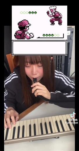 #BitsMusic Pokémon Red/Blue: Gym Leader Theme Excelente interpretación de la chica con su melódica con todo y efectos de la batalla! | Gamers en Bits