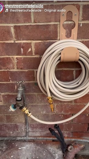 What hose colour will suit my red brick home? Our Nude colour blends in perfectly. Thank you for sharing @thestreetsofadelaide 🧡 www.xogardenaccessories.com.au | XO Garden Accessories