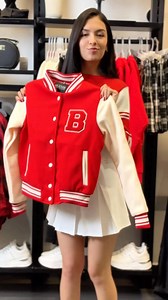 ❤️ Nunca es suficiente rojo, y en RM lo sabemos ❤️ Esta temporada, el rojo es el color estrella para armar looks. Desde eventos especiales hasta reuniones casuales, este tono será tu mejor aliado. ✨ ¿Eres fan de este color? #RM #ModaRM #Moda #SiemprePuedes #modafemenina #lookrojo | RM