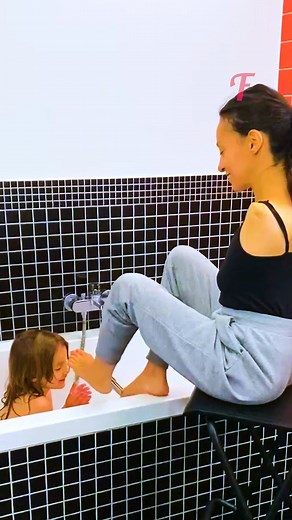 10K views · 161 reactions | A woman with no arms showed how she cares for her daughter #FabiosaKindness #Fabiosa #motherhood #womanwithouthands | Fabiosa Australia | Facebook