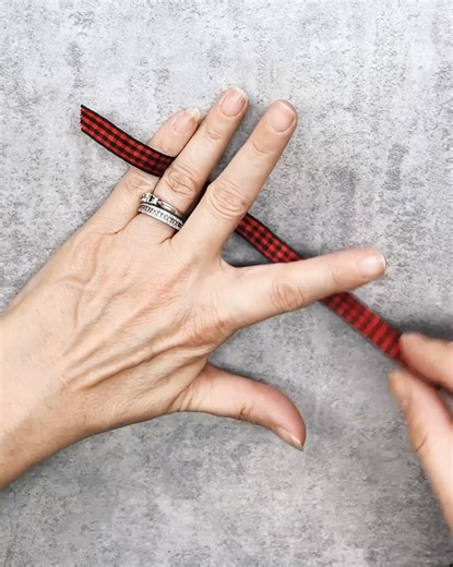 2.6K views · 23 reactions | Finger Bows No Tools Required!!! #easycrafts | Shabby Chic Vanlife /crafted on the road | Facebook