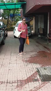 Hato hato gaadi aa rahi hai😁 Kajol does the hand signals and asks our cameras to move out of the way as her bimmer rolls in to pick her up after her Pilates class🚗 | Voompla