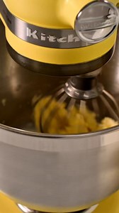 Kolor KitchenAid 2025: BUTTER 🧈. Odkryj odcień, który rozpływa się w kuchni jak świeżo posmarowane masło, na dopiero co wyjętym z tostera pieczywie. Ciepły, kremowy żółty, który przywołuje wspomnienia babcinych wypieków i rodzinnych śniadań. Nowy kolor roku KitchenAid to nie tylko trend – to powrót do domowego ciepła. Miękki, złocisty i otulający jak najlepsze maślane wypieki. Spraw, by Twoja kuchnia nabrała maślanej elegancji. Z KitchenAid Butter każda chwila smakuje lepiej! 💛 #KitchenAid #Bu