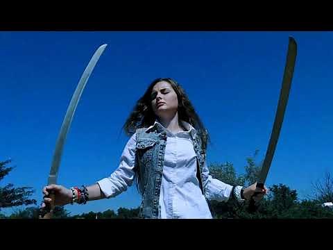 Фланкировка. Потомственная казачка фланкирует шашками. Beautiful girl dancing with a Russian sword