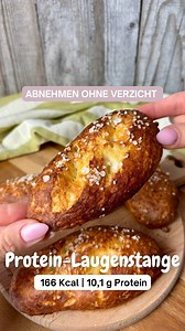 QUARK-PROTEIN-LAUGENSTANGEN | 166 KCAL 🥨 (Für 4 Stück) ➡️ 200g Magerquark, 150g Dinkelmehl 630er, 5g Backpulver & etwas Salz verkneten. ➡️in 4 Teile teilen & zu Stangen formen. ➡️ in einem Topf 1 Packung Natron (50g) auflösen & aufkochen, Teiglinge ca 20 sek in das Wasser halten (Herd etwas runter stellen, wenn es aufgekocht ist) und dann auf ein Backblech legen. Nehmt am besten einen Pfannenwender oder ähnliches. ➡️ mit grobem Salz bestreichen & ca 20 min bei 185 grad Umluft backen. Nährwerte 