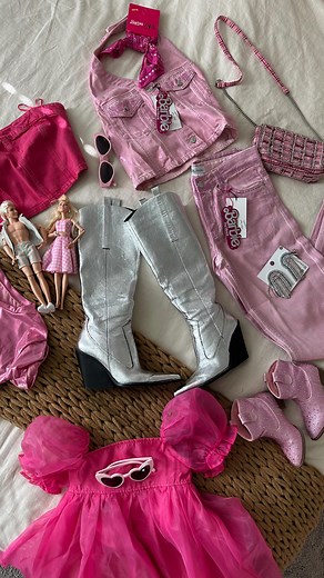 8.6K views · 96 reactions | Reseña sin spoilers. 殺 No me decepcionó, ¡me encantó @barbiethemovie ! Para mi es la película del año y quiero verla 1,000 veces más.  #barbiemovie #barbiethemovie #moviereview #pinkoutfits #barbielooks | Yanira Giselle | Facebook