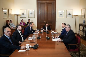 Όταν... «σου παίρνει» την έδρα ο πρόεδρος - ΤΑ ΝΕΑ