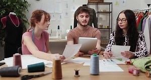 L'oeuvre d'un couturier et de couturier : vidéo de stock (100 % libre de droit) 1087980151 | Shutterstock