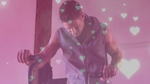 Homme tapotant console elliptique et pédalant : vidéo de stock (100 % libre de droit) 3959843513 | Shutterstock