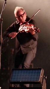 Ce samedi soir, Louise Attaque a interprété son tube "J't'emmène au vent" lors du Festival - Yzeures'n'Rock 📷 Simon ~~~~~ Gaëtan Roussel #LouiseAttaque | Fan de concerts