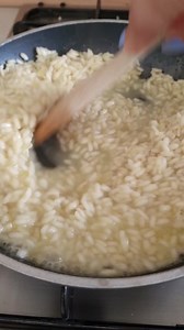 RISOTTO GAMBERI E ZUCCHINE 😋 https://blog.giallozafferano.it/cucinadichicca/ricetta-risotto-gamberi-e-zucchine-ricetta-facile/ | CuciniAmo con Chicca