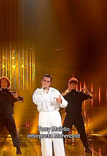 Tony Maiello interpreta Mahmood con 5 cellulari nella tuta gold