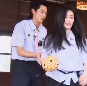 Yêu quá nè, nắm tay nắm ơ đồ á.☺️ Cre: logo #HạcNghiênDuyệtSắc #王鹤棣 #白鹿 #VươngHạcĐệ #BạchLộc #王鹤棣_Dylan #DylanWang #OnlyForLove #dylanwang | Hạc Nghiên Duyệt Sắc