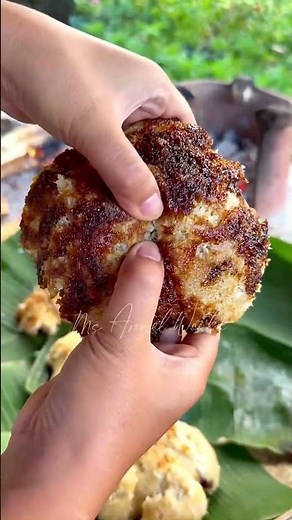 A steamed cassava cake made with grated cassava root, grated coconut meat and muscovado sugar 💚 #