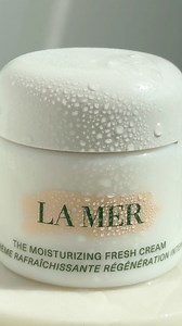 Fun and fresh ✨ The Moisturizing Fresh Cream: within seconds, cools and refreshes skin.* *Testing on 27 women after using product once. #LoveLaMer #LaMerSkincare #LaMerFreshCream #moisturiser #moisturematch #oilyskin #bouncyskin #freshskin #hydratedskin #luxuryskincare #skincare rebrand.ly/9abc5nk | La Mer