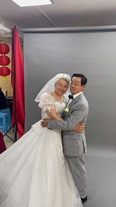 Changliu Road Community offered free wedding photos to 20 elderly couples. They joyfully posed together, reminiscing about their youth. In the past, photography was a luxury, making this their first-ever wedding photo.#Yichang #weddingphotos #heartwarming | Gorgeous Yichang | Facebook