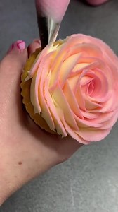 Here is a large rose using a 124 nozzle. I two toned my buttercream that I show on the video as I love the look it gives. Remember to always keep your piping bag tight. Put the cupcake down, re tigh | Debbiescakesbakes | Facebook