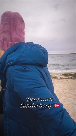 Manchmal reicht schon ein paar Stunden am Meer, und schon ist der Kopf wieder freier. Nach der Lesung kurz nach Sønderborg abgebogen - Wind ins Gesicht bekommen, Möwen geguckt. 🌊 War bereit dafür. #Sønderborg #Lesereise #Meerzeit #Autorinnenleben | Tanja Mairhofer