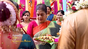 Voici l'Extrait de l'Episode 1️⃣4️⃣2️⃣ de votre Série 𝗧𝗼𝗻 𝗖𝗼𝗲𝘂𝗿💖, 𝗺𝗼𝗻 𝗕𝗼𝗻𝗵𝗲𝘂𝗿 . "La famille de Jash n'accepte pas son mariage avec Rohini. Jash dit qu'il a épousé Rohini de son propre gré. Rohini invite Shabnam à son Bou Bhat. Shabnam lui dit qu'elle veut assister à la cérémonie." Retrouvez l'intégrale sur 𝐏𝐚𝐬𝐬𝐢𝐨𝐧𝐬 𝐍𝐨𝐯𝐞𝐥𝐚𝐬 📡 𝟔𝟏𝟗 de Lundi à Vendredi à 14h30 et sur l'Application StarTimes ON Téléchargez ici 👉🏽bit.ly/3rjURnL 📱 . #StarTimesCameroun #Novela #P