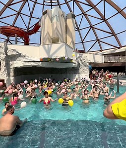 1 Mai plin de adrenalina la Aquapark Nymphaea 🌊🎈🥤🍹🍢 Vă așteptăm și zilele următoare cu ședințe de Aqua Zumba, ateliere de creatie, jocuri distractive pentru cei mici și alte surprize. Sărbători frumoase! 🙏 | Aquapark Nymphaea Oradea