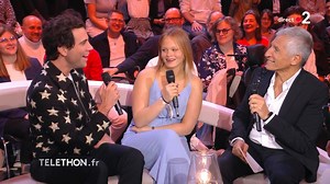 Quand Mika chante pour Kelly 🎤💛 Sur le plateau du Téléthon 2024, MIKA, parrain de l’édition, a offert un moment magique en dédiant sa chanson Grace Kelly à Kelly, ambassadrice 2023. Un instant plein d’émotion, symbole de la force, de l’espoir et de la solidarité qui font battre le cœur du Téléthon. Ensemble, continuons à soutenir les malades et leurs familles. 👉 Faites un don au 36 37 ou sur http://www.xn--tlthon-bvab.fr/ #Téléthon2024 | Téléthon