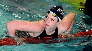 Swimmer Bethany Firth wins Manchester gold despite broken toe