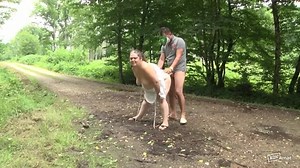 Kim Liberty se fait prendre en forêt !