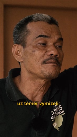 🩵 Komar – náš kolega, přítel a jeden z hrdinů Kukang týmu ze Sumatry 🦸‍♂️ 🎥 Poslechněte si slova Komara – člena našeho týmu, který pro Záchranný program Kukang pracoval už od roku 2014. V tomto videu sdílí svůj pohled na ilegální lov a obchod se zvířaty, včetně dramatické situace luskounů, nejpašovanějších savců světa 🦕 Komar dobře věděl, jaký dopad má černý trh se zvířaty na přírodu Indonésie – a právě proto patřil k těm, kteří za její ochranu bojovali každý den 🛡 🕊 Komar nás před několik