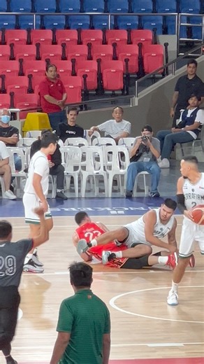 FFP2! Out of the playing court si Eric Camson dito. #PBAS48PhilCupNORvsTER | PBA