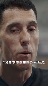Pablo Prigioni. O nome dispensa apresentações. Agora a treinar a sua 🇦🇷 Argentina, o também adjunto dos Timberwolves (NBA) orientou a albiceleste na vitória d’Os Linces em Guimarães, com tempo para uma rápida conversa sobre o papel de treinador - e com alguns conselhos para os jovens atletas 🇵🇹 🔗 http://tinyurl.com/mvynua2j #SomosBasquetebol #SemanaDoTreinador | Federação Portuguesa de Basquetebol