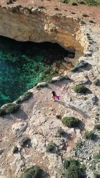📍Situated between Malta and Gozo, the smaller island of #Comino is a paradise for snorkelers, divers, windsurfers and ramblers Thanks instagram.com/melindamereu for her video. #lovemalta #malta #visitcomino #malteseislands | LoveMalta