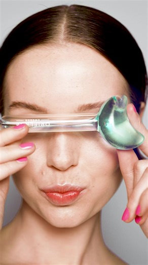 Kryoterapi hemma: Kyl, rulla och se din hy få nytt liv ❄️ 🔎: https://se.oriflame.com/products/product?code=47120 | Oriflame