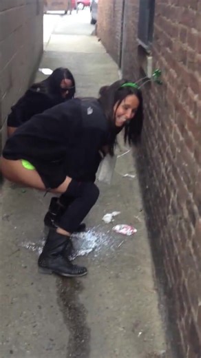 YouTube Classic - Best Friends Pee Together