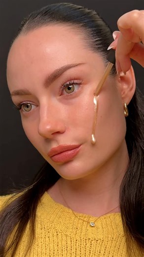 Amanda Benko on Instagram: "HOW TO HAVE GLOWING SKIN 🤍✨ Love this natural makeup vibe for youthful and glowy skin. Do you prefer glowy or matte skin? @cheriscosmetics Waters Gloss as the finishing touch is just 🤌🏻✨ #glowingskin #glowy #glowyskin #naturalmakeup #skingoals #glowymakeup"