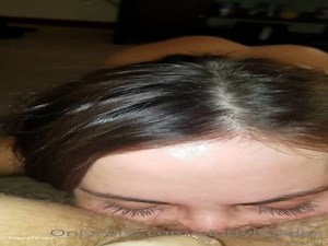 Gorgeous babe eat scat