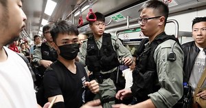 Ngày đầu tuần căng thẳng: Cảnh sát Hong Kong "đón đầu", tiếp tục bắt giữ, không chế người biểu tình