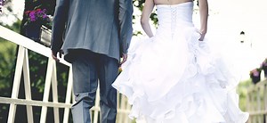 Extremely NSFW wedding photographer goes viral with new trend.