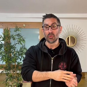 Douleur d’épaule. Capsulite ? Dans cette vidéo, Gilles Beaumé, kinesthérapeute, explique la capsulite rétractile. Il détaille les traitements à suivre ainsi que le rythme nécessaire. Les exercices qu'il démontre incluent des étirements en rotation interne et externe de l'épaule, ainsi que des exercices de stabilisation, tout en expliquant les principes de rééducation pour progresser efficacement vers une meilleure mobilité et fonctionnalité. Il prodigue également des conseils pour diminuer la do