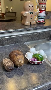 Acompañame hacer esta cenita 🇩🇴♥️ Huevo frito en escabeche y un pured de yautia blanca y morada. #jessydevita #comidatipicadominicana🇩🇴❣️ #cenadominicana #sazondominicano🇩🇴 #sabordominicano🇩🇴 | Jessy De Vita