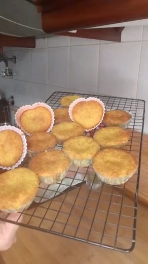 18 reactions | Bolinhos de laranja Ingredientes: 125gr de açucar, 2ovos, sumo e raspa de uma laranja, 100gr de farinha com fermento, 100gr de manteiga derretida, 1 colher de chá de fermento. E por opção minha meti cerca de 1 colher de sopa de amêndoa moida. Preparação: Forno pré aquecido a a 180º cerca de 20-25 minutos #CapCut #Bolinhos #receitinhasdabelinhagulosa | Receitas da belinhagulosa | Facebook