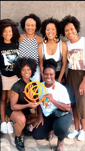 A simbologia do LOGO NIARI vem pra INCENTIVAR a busca por autoconhecimento. A nova logo é fruto de muito diálogo com as nossas clientes cabeleireiras credenciadas. Muitas passaram pela transição capilar e descobriram uma nova mulher, mais potente e consciente de sua importância nesse planeta. Nossa Missão é cuidar de crespos e cachos resgatando a ancestralidade Nosso Slogan também mudou: Niari Afrocosméticos, bom mesmo é ser livre e consciente. Agradecemos aos modelos top maraaaaa! @_carolinasm 