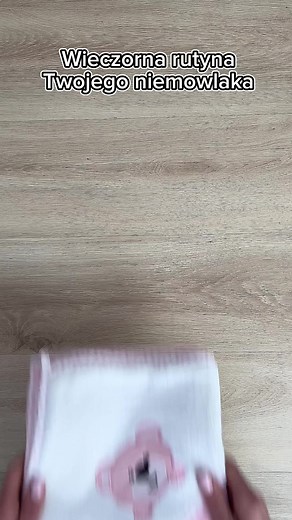 🌙 Wieczorna rutyna dla malucha w najlepszym wydaniu! Oto nasze propozycje produktów, które uczynią każdy wieczór wyjątkowym. Otul swojego skarbka naszym miękkim okryciem kąpielowym, delikatnie rozczesz włoski naturalną szczotką ze szczeciny. Zadbaj o bezpieczne przycinanie paznokci dzięki zestawowi pielęgnacyjnemu. Oczyszczaj skórę dziecka myjką z tkaniny bambusowej i wygodną myjką silikonową. Zapewnij swojemu maluchowi chwile relaksu i czułości przed snem! 💤✨ #WieczornaRutyna #DlaNiemowlaka #